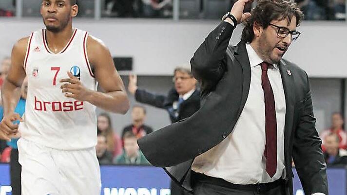 Ryan Thompson (l.) blickt finster drein, Andrea Trinchieri macht seinem Unmut Luft - solche Szenen gab es vor allem im Eurocup in letzter Zeit einige in der Brose Arena. Foto: sportpress