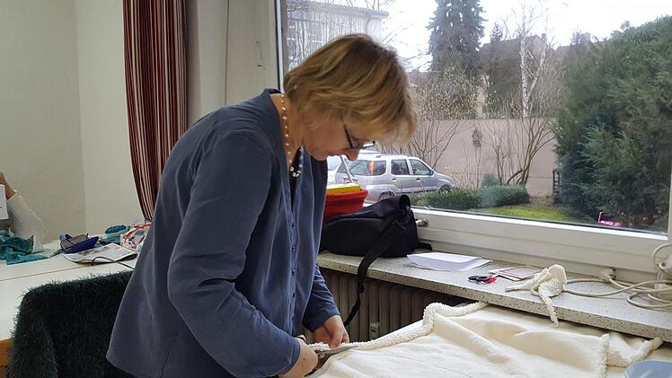 Ele Langlouis schneidet zu. Fotos: Sabine Christofzik