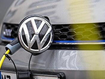 Ein Pkw mit Elektroantrieb wird an einer Stromtankstelle geladen. Foto: Andreas Arnold/dpa