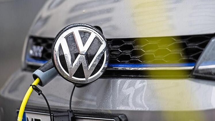 Ein Pkw mit Elektroantrieb wird an einer Stromtankstelle geladen. Foto: Andreas Arnold/dpa