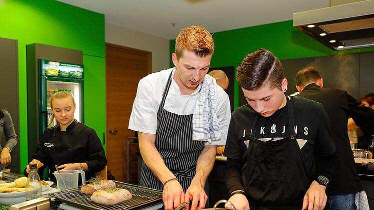 Coach Marcus Schulz gibt Schüler Ben Tipps für die Sauce.Matthias Hoch