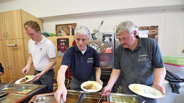 Zw&ouml;lf ehrenamtliche Helfer haben das Weihnachtsmen&uuml; zubereitet und serviert.