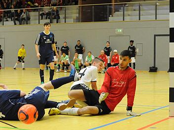 So spannend, wie es die Szene mit Nüdlingens Sebastian Kiesel (links), Reiterswiesens Moritz Kugler (Mitte) und Torwart Efstathios Katsimpras scheinen lässt, war das torlose Duell der Landkreis-Teams selten.ssp