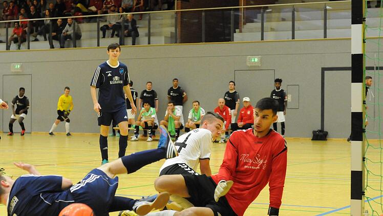 So spannend, wie es die Szene mit Nüdlingens Sebastian Kiesel (links), Reiterswiesens Moritz Kugler (Mitte) und Torwart Efstathios Katsimpras scheinen lässt, war das torlose Duell der Landkreis-Teams selten.ssp