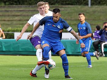 Keine Scheu vor gro&szlig;en Namen: Pascal N&ouml;gel (links) sucht im Testspiel gegen Al Nasr Dubai den Zweikampf mit  Alvaro Negredo, einem spanischen Europameister von 2012. Sportlich war die Partie aber eine klare Sache: Der W&uuml;stenklub setzte sich auch in der H&ouml;he verdient mit 8:2 durch.sportpress