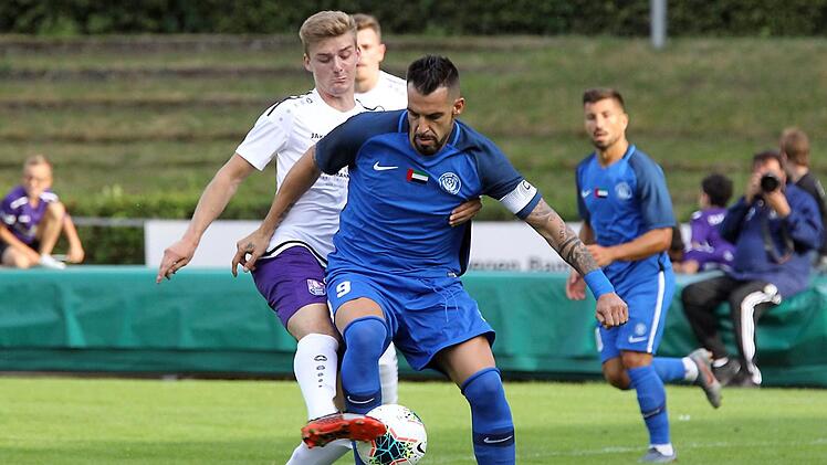 Keine Scheu vor gro&szlig;en Namen: Pascal N&ouml;gel (links) sucht im Testspiel gegen Al Nasr Dubai den Zweikampf mit  Alvaro Negredo, einem spanischen Europameister von 2012. Sportlich war die Partie aber eine klare Sache: Der W&uuml;stenklub setzte sich auch in der H&ouml;he verdient mit 8:2 durch.sportpress