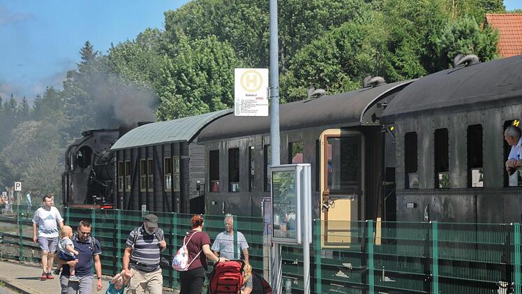 Auf die Dampfbahn Fränkische Schweiz fuhr am Sonntag. Auf dem Altstadtfest in Ebermannstadt Foto: Karl Heinz Wirth