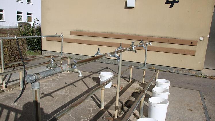 Bisher müssen die Stiefel draußen gewaschen werden... Foto: Ralf Ruppert