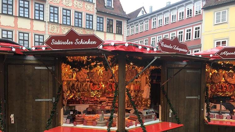 Seit nunmehr 38 Jahren gibt es auf dem Coburger Weihnachtsmarkt eine Verkaufsbude mit alpenländischen Wurst- und Schinkenspezialitäten - unser Foto stammt aus dem Jahr 2019, als erstmals Miriam Lange dafür verantwortlich zeichnete.Oliver Schmidt