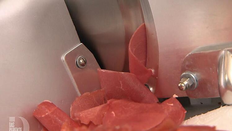 Beste Ware: Luke schneidet das Reh-Carpaccio auf.