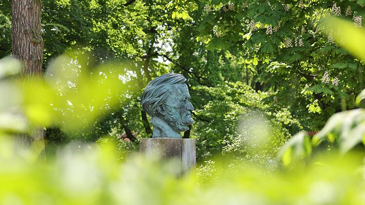 Die B&uuml;ste von Richard Wagner, die von Arno Breker 1986 gestaltet wurde, im Vorgarten des Festspielhauses in Bayreuth.