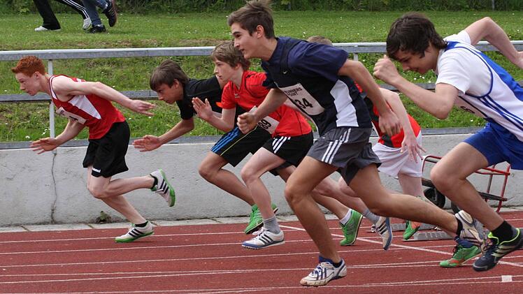 Start über 75 Meter der Schüler U-16. Nick Przeliorz (links) vom TSV Münnerstadt gewinnt die Altersklasse M-15 und Jonathan Leik (Zweiter von links) vom TSV Bad Kissingen ist der Schnellste der M-14.