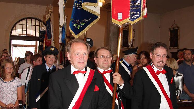 Die Stadtsteinacher und Zaubacher Vereine kamen mit Fahnenabordnungen.