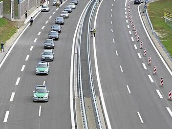 Eine Kolonne, angeführt von zwei Polizeifahrzeugen, setzte sich nach der Eröffnung der Autobahn am 5. September in Bewegung.  Archivbild: Stefan Schuhmann
