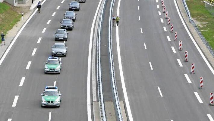 Eine Kolonne, angeführt von zwei Polizeifahrzeugen, setzte sich nach der Eröffnung der Autobahn am 5. September in Bewegung.  Archivbild: Stefan Schuhmann