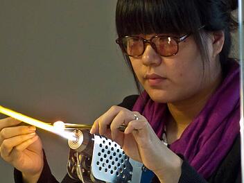 Yi Peng bei der Arbeit im Lampenglasstudio des Glasmuseums Rosenau.Fotos: Jochen Berger