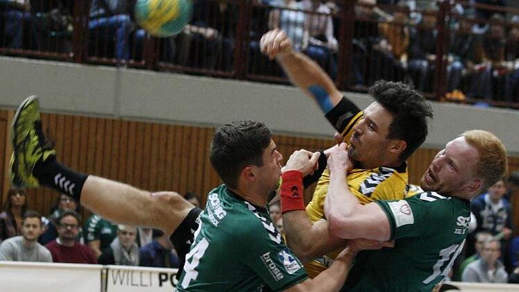 Es ging zur Sache im Derby! Hüben wie drüben wurde kräftig hingelangt, doch insgesamt blieb das Prestigeduell immer fair. Fotos: Iris Bilek