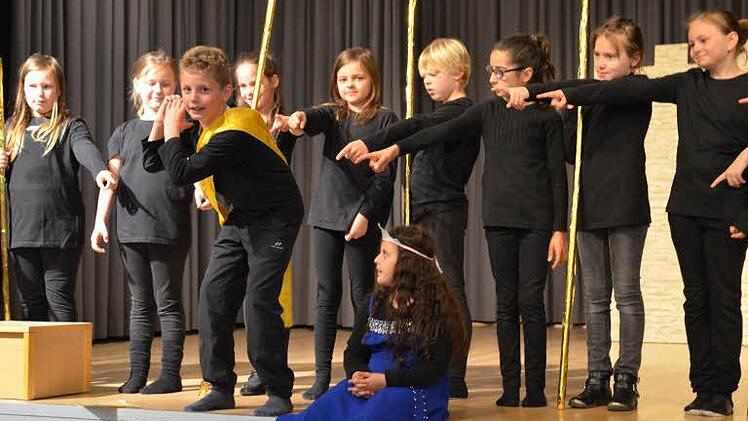 Mit ihrem Spiel um Prinzessin Anna und den Helden eröffneten die Schüler der Mittelschule Bad Rodach als Gastgeber den ersten Schultheatertag. Foto: G. Bertram