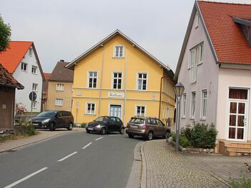 Auf der gesamten Kreisstraße durch Pretzfeld sollte Tempo 30 gelten, fordert der Bürger Hans Müller. Foto: Ekkehard Roepert