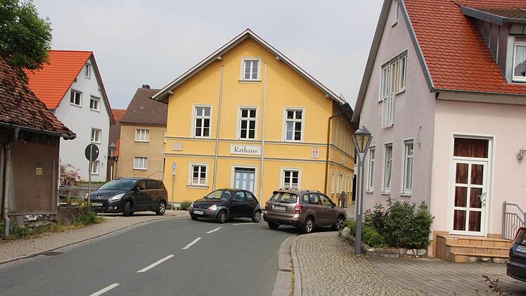 Auf der gesamten Kreisstraße durch Pretzfeld sollte Tempo 30 gelten, fordert der Bürger Hans Müller. Foto: Ekkehard Roepert
