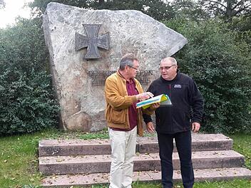Am Ehrenmal im Georgi-Kurpark besprechen Vorsitzender Karl Veit (rechts) und Ehrenvorsitzender Hans Rohrmüller Details zum bevorstehenden Bürger- und Soldatenfest der Bad Brückenauer Reservistenkameradschaft, die heuer ihr 40-jähriges Bestehen feiert. Foto: Rolf Pralle