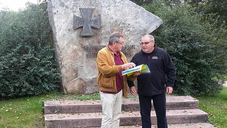 Am Ehrenmal im Georgi-Kurpark besprechen Vorsitzender Karl Veit (rechts) und Ehrenvorsitzender Hans Rohrmüller Details zum bevorstehenden Bürger- und Soldatenfest der Bad Brückenauer Reservistenkameradschaft, die heuer ihr 40-jähriges Bestehen feiert. Foto: Rolf Pralle