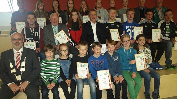 Auf viele erfolgreiche Einzelsportler und Mannschaften kann die Gemeinde Oerlenbach stolz sein. Die Leistungen würdigte Bürgermeister Franz Kuhn (vorne links). Foto: Stefan Geiger
