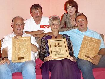 Beim Festabend des TSV Presseck wurde Sabine Hoffmann (vorne, Mitte) zum Ehrenmitglied ernannt, Günther Tichy (links) und Ralf Jungbauer (rechts) bekamen die TSV-Ehrenwappen in Holz. Mit im Bild (stehend, von links) Ehrenvorsitzenden Gerhard Leinfelder und Ehrenmitglied Angelika Leinfelder Fotos: Gerd Leinfelder