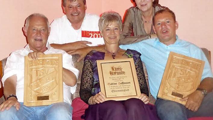Beim Festabend des TSV Presseck wurde Sabine Hoffmann (vorne, Mitte) zum Ehrenmitglied ernannt, Günther Tichy (links) und Ralf Jungbauer (rechts) bekamen die TSV-Ehrenwappen in Holz. Mit im Bild (stehend, von links) Ehrenvorsitzenden Gerhard Leinfelder und Ehrenmitglied Angelika Leinfelder Fotos: Gerd Leinfelder