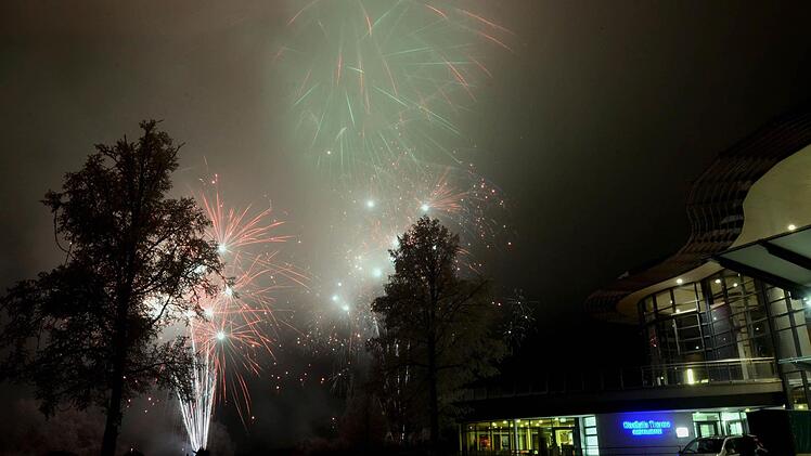 Zum Jahreswechsel 2016/2017 haben viele Kissinger den Blick auf das Feuerwerk genossen. Ein besonderes Lichterspektakel war von der Therme aus zu sehen. Glitzernde Sterne und leuchtende Fontänen lockten bei minus sieben Grad ins Freie. Foto: Peter Rauch