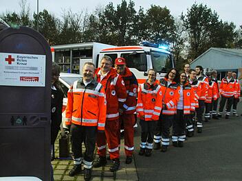 Anstehen am Klohäuschen. Nicht nur die neuen Fahrzeuge galt es zu testen - die Rot-Kreuzler waren begeistert.  Fotos: Michael Busch