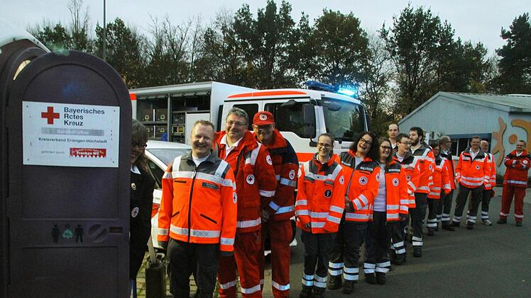 Anstehen am Klohäuschen. Nicht nur die neuen Fahrzeuge galt es zu testen - die Rot-Kreuzler waren begeistert.  Fotos: Michael Busch