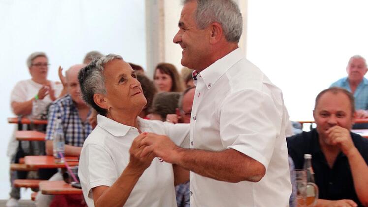 Bürgermeister Ludwig Nagel wurde von einer Innsbruckerin zum Tanzen aufgefordert.   Foto: Johanna Blum