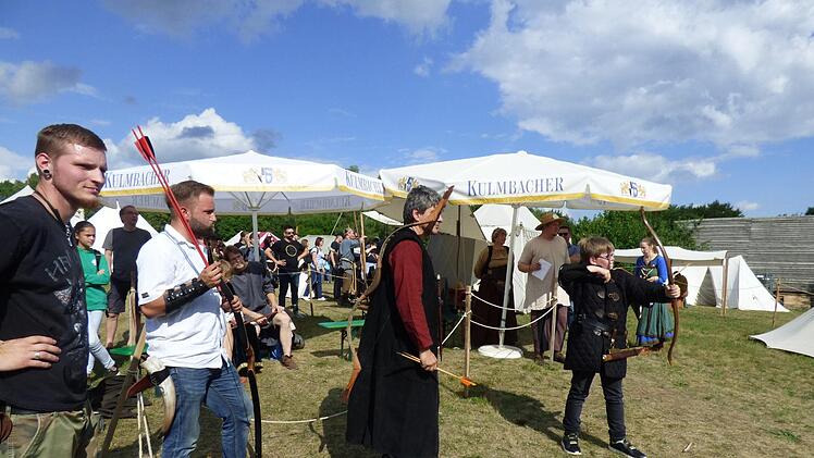 Großen Anklang findet das Bogenschießturnier. Foto: Thomas Weichert