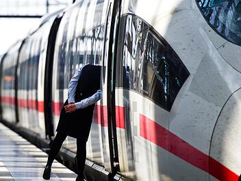 Eine Mitarbeiterin der Deutschen Bahn verweigerte einer Schwangeren mit Kinderwagen die Hilfe beim Einsteigen. Symbolgoto:  C. Schmidt/dpa