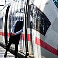 Eine Mitarbeiterin der Deutschen Bahn verweigerte einer Schwangeren mit Kinderwagen die Hilfe beim Einsteigen. Symbolgoto:  C. Schmidt/dpa
