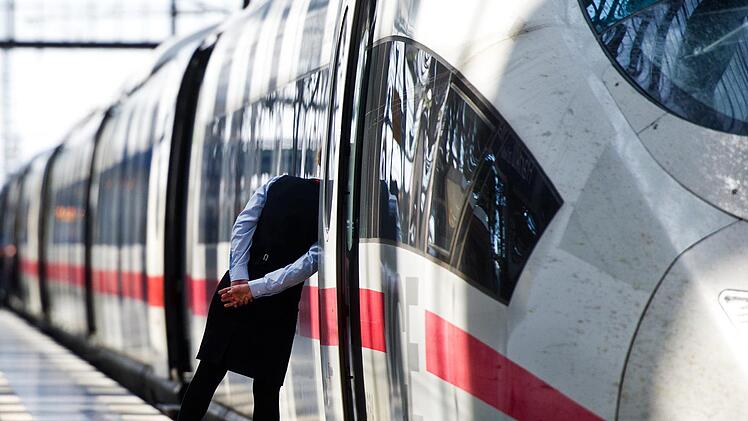 Eine Mitarbeiterin der Deutschen Bahn verweigerte einer Schwangeren mit Kinderwagen die Hilfe beim Einsteigen. Symbolgoto:  C. Schmidt/dpa