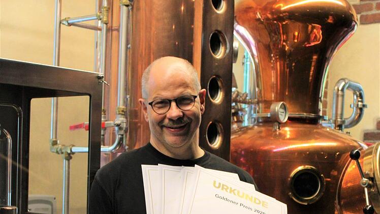 Norbert Winkelmann mit den DLG-Auszeichnungen f&uuml;r die Spirituosen   Foto: Sonja B&uuml;chele