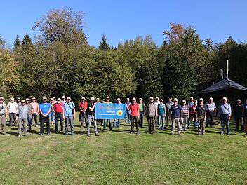 Rund 45 Ehrenamtliche feierten den erfolgreichen Abschluss des Rh&ouml;ner Rotmilan-Projekts am Umweltbildungshaus Schwarzes Moor. Foto: Sandra Limpert