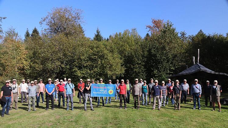 Rund 45 Ehrenamtliche feierten den erfolgreichen Abschluss des Rh&ouml;ner Rotmilan-Projekts am Umweltbildungshaus Schwarzes Moor. Foto: Sandra Limpert