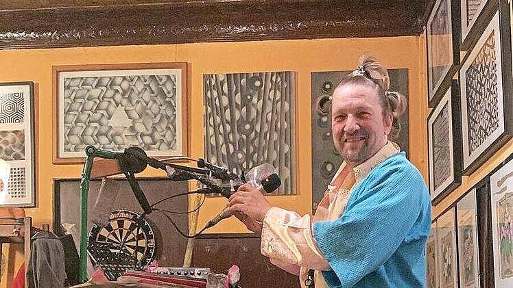 Der Münnerstädter Markus Zink tritt am 22. Februar ab 20 Uhr im Rhön-Adler in Hausen als „Elektro-Opi“ auf.