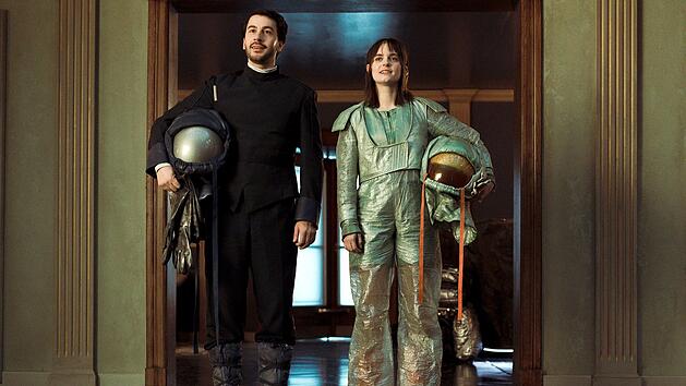 Gibt es Liebe zwischen Mensch und Maschine? Nia (Vanessa Loibl) und Android Adam (David Brizzi) n&auml;hern sich einander immer mehr an.
