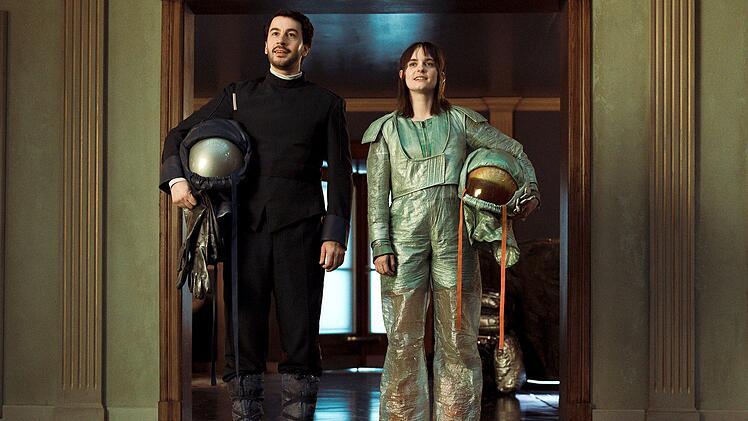 Gibt es Liebe zwischen Mensch und Maschine? Nia (Vanessa Loibl) und Android Adam (David Brizzi) n&auml;hern sich einander immer mehr an.