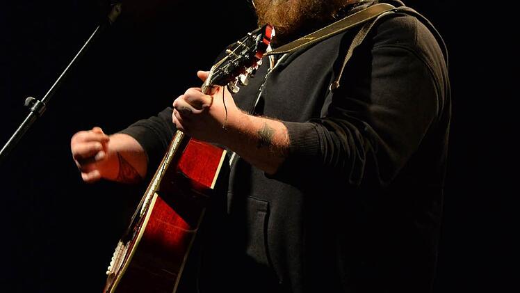 "The Voice of Germany"-Gewinner, Andreas Kümmert, gab am Samstagabend in der Stadthalle in Lichtenfels ein Konzert. Foto: Ronald Rinklef