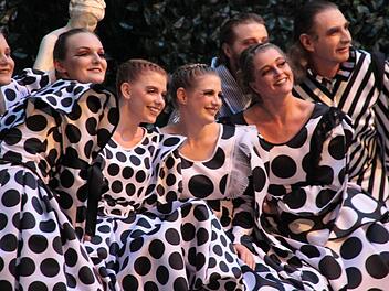 Die Damen erwarten die edlen Herren. Fotos: Jürgen Gärtner