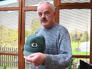 Ottmar Goldhorn hat seine Dienstmütze aus Zeiten als Zollbeamter aufgehoben. Foto: Rainer lutz
