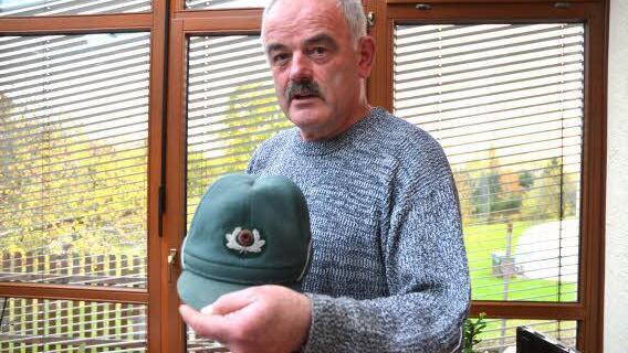 Ottmar Goldhorn hat seine Dienstmütze aus Zeiten als Zollbeamter aufgehoben. Foto: Rainer lutz