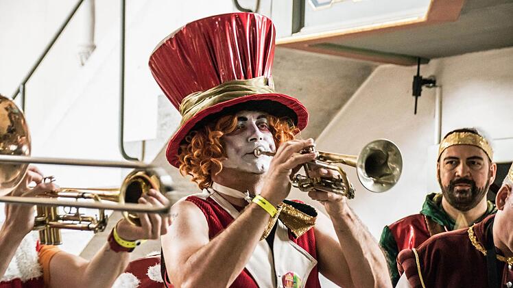 Toller Auftritt: Die Quastenflosser werden bei ihrem Auftritt in der Heilig-Kreuz-Kirche von zahlreichen begeisterten Zuhörern gefeiert. Foto: Jochen Berger
