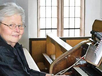 Ruth Roth ist an der Kirchenorgel ganz in ihrem Element. Foto: Björn Hein