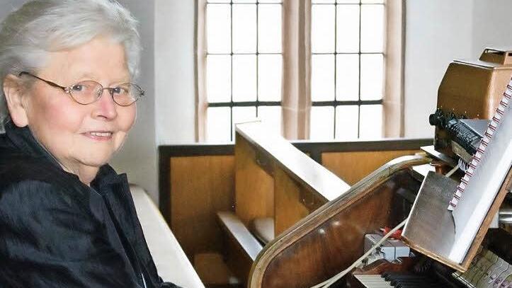 Ruth Roth ist an der Kirchenorgel ganz in ihrem Element. Foto: Björn Hein